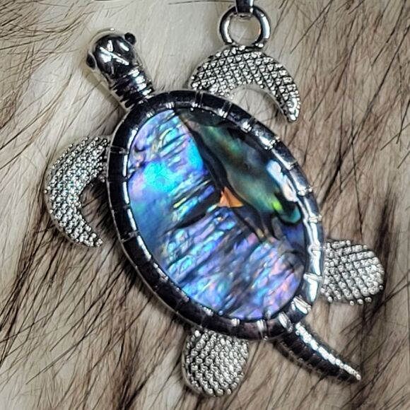 Abalone Shell Turtle Necklace - Picture 4 of 6